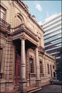 Another juxtaposition of the older against the newer in Buenos Aires.
