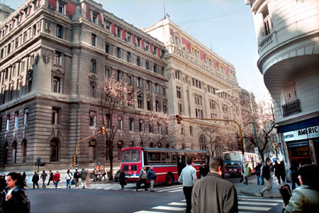 Buenos Aires Architecture, building on corner needs cleaning