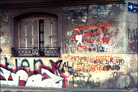 The graffiti that adorns Buenos Aires walls tends toward the poetic.