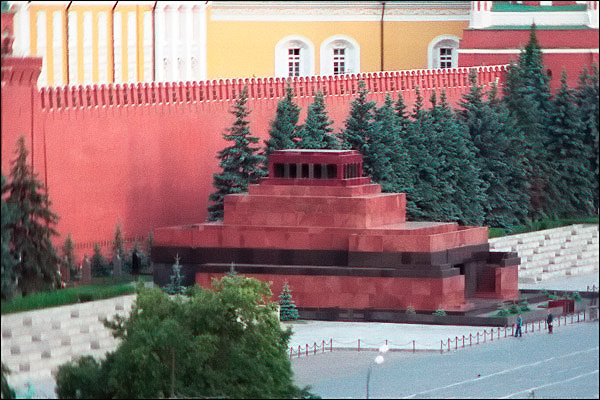 32-Lenins-Tomb-02