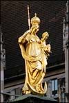 42-Marienplatz-Statue-Detail