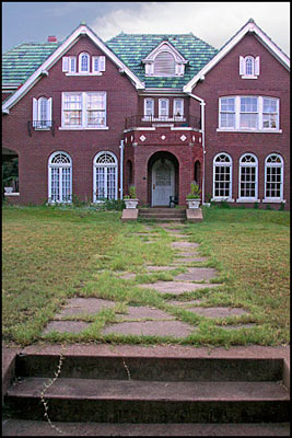 House-with-grassy-walkway