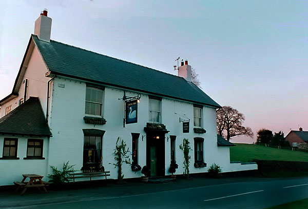 Narrowboat. Swan Inn, Marbury