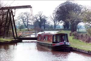 Narrowboat. Bridge 42 at a winding hole near Fenn's Wood